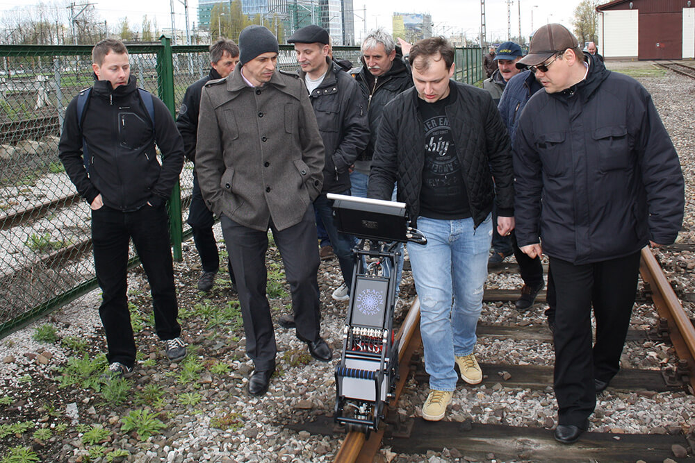 OKOndt Group's specialist trains the technical staff of the Polskie Koleje Państwowe S.A. (Polish State Railways) to operate the ultrasonic single rail flaw detector UDS2-77