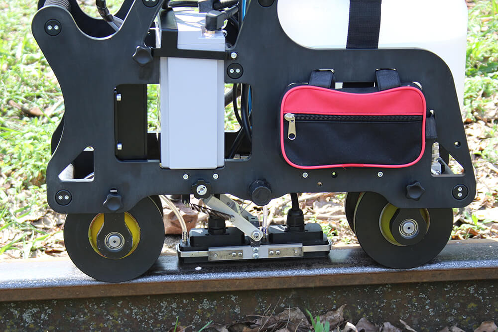 Version of UT flaw detector UDS2-77 intended for testing central and field faces of the rail head