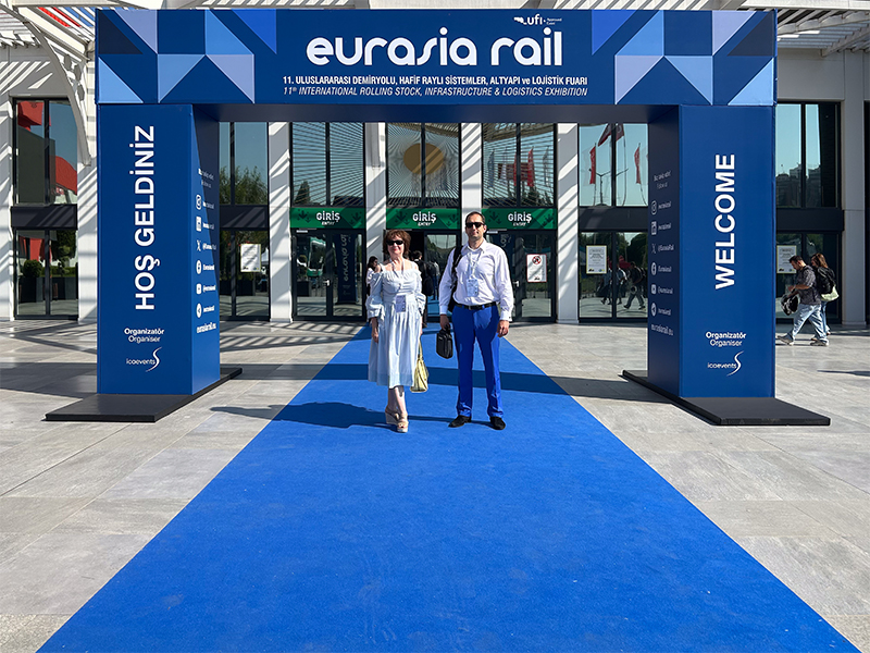 OKOndt Group CEO'su ve bir OKOndt Group uzmanı, İstanbul’daki Eurasia Rail 2025 fuar girişinde 