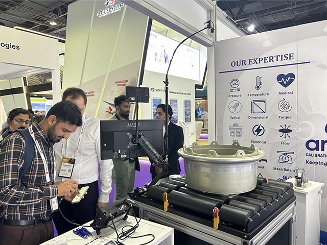 Besucher am Stand der OKOndt GROUP mit Rotationsscanner für Bohrlöcher, MRO-Messe Dubai 2026