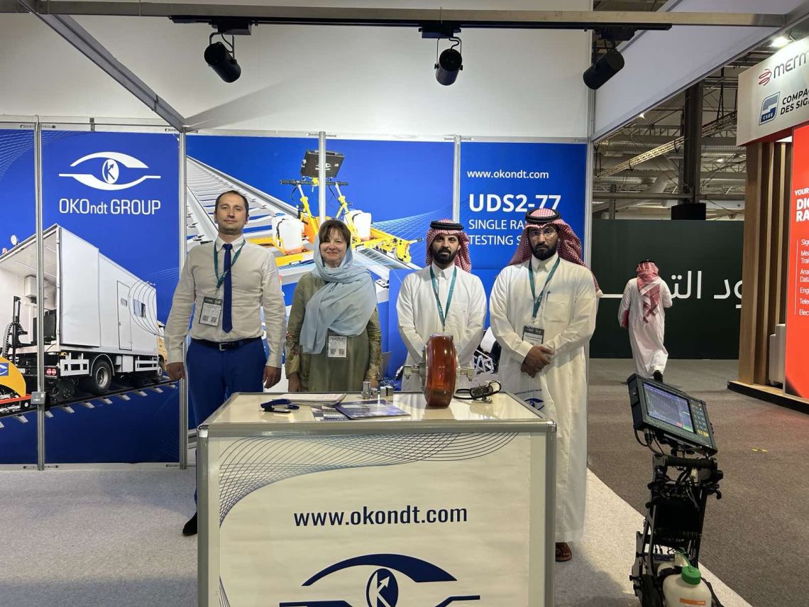 OKOndt GROUP-Team mit Besuchern am OKOndt GROUP-Messestand auf der Saudi International Rail 2025