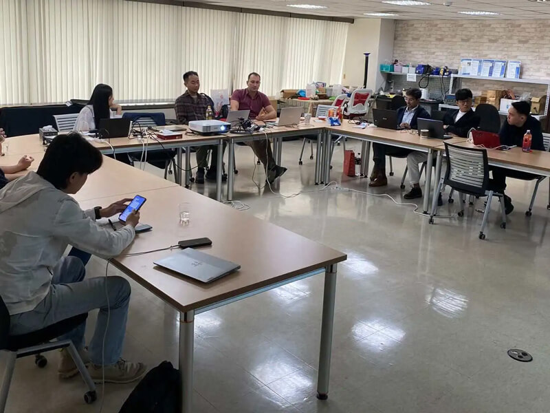 Spezialist der OKOndt GROUP mit Po-Quan-Mitarbeitenden bei einer Gerätepräsentation in Taiwan im Oktober 2025