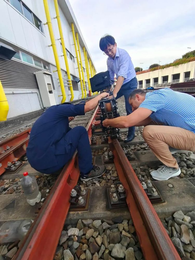 Especialista de OKOndt GROUP ajustando el detector de defectos de riel UDS2-77 SL y asesorando al personal del cliente, Taiwán, octubre de 2025
