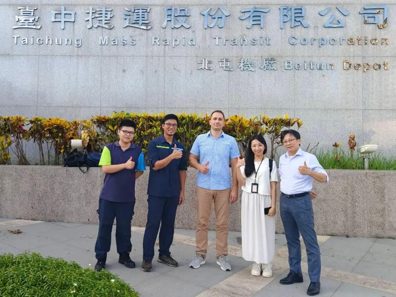 Especialista de OKOndt GROUP con los técnicos de END de la empresa Taichung MRT en la entrada de Taichung Mass Rapid Transit Corporation
