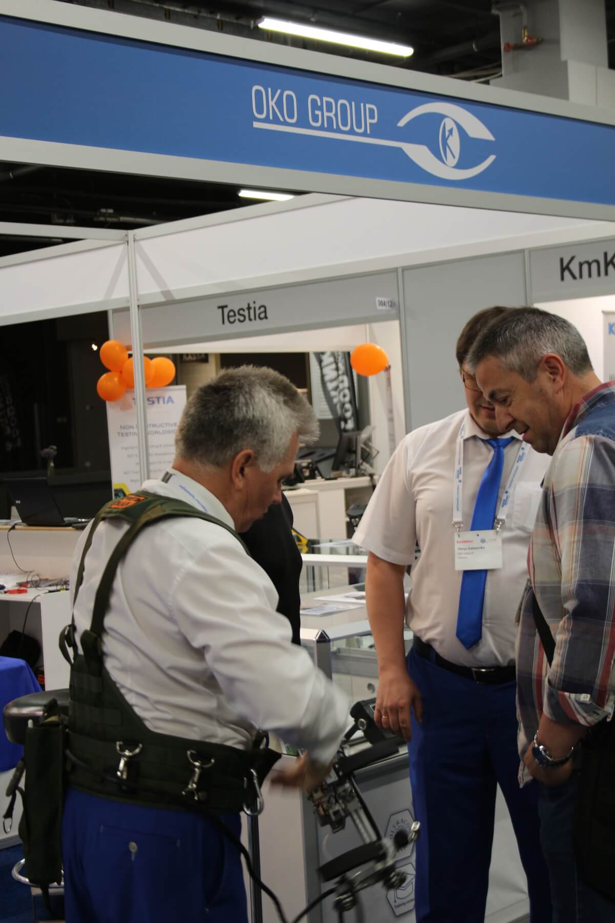OKOndt GROUP's specialist is demonstrating the operating principle of Wireless Welds Testing System TOFD-Man to the attendees of the European conference of NDT 2018 (ECNDT) 