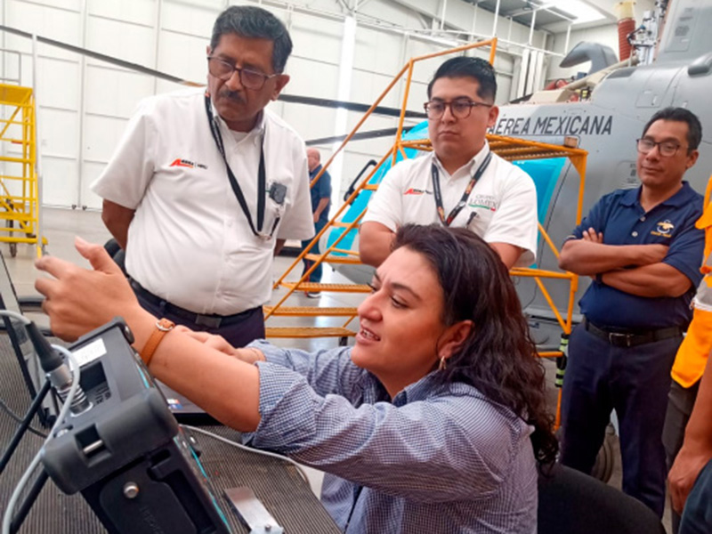 Brisa Aguilar (Sonoflow Innovative) führt 2025 in Mexiko eine Schulung zur Wirbelstromfehlererkennung an Hubschrauberteilen durch