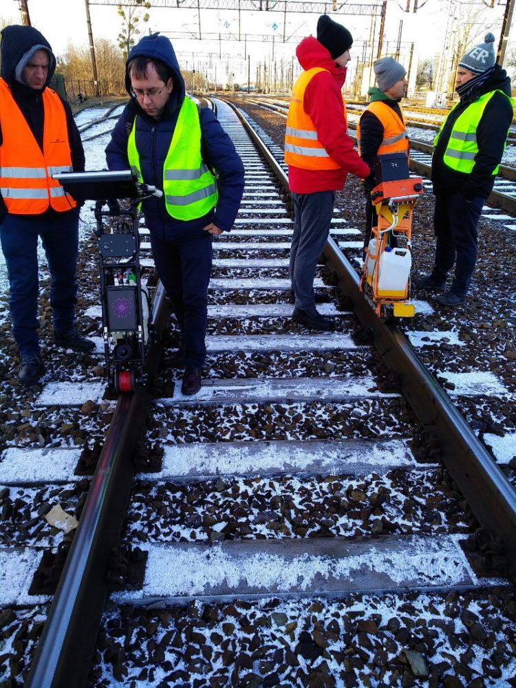 Training on how to operate the ultrasonic single rail flaw detector UDS2-77 provided to the Polish NDT specialists