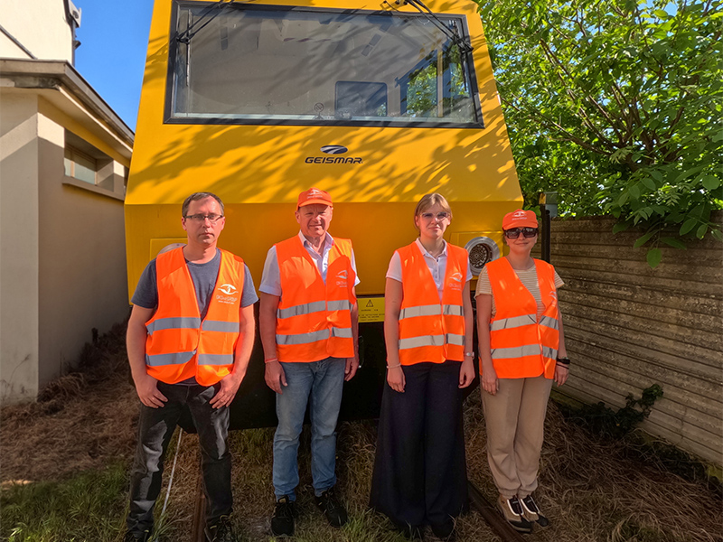 Equipo de OKOndt GROUP delante de una locomotora para la inspección ultrasónica de rieles de metro, Poviglio, 2025
