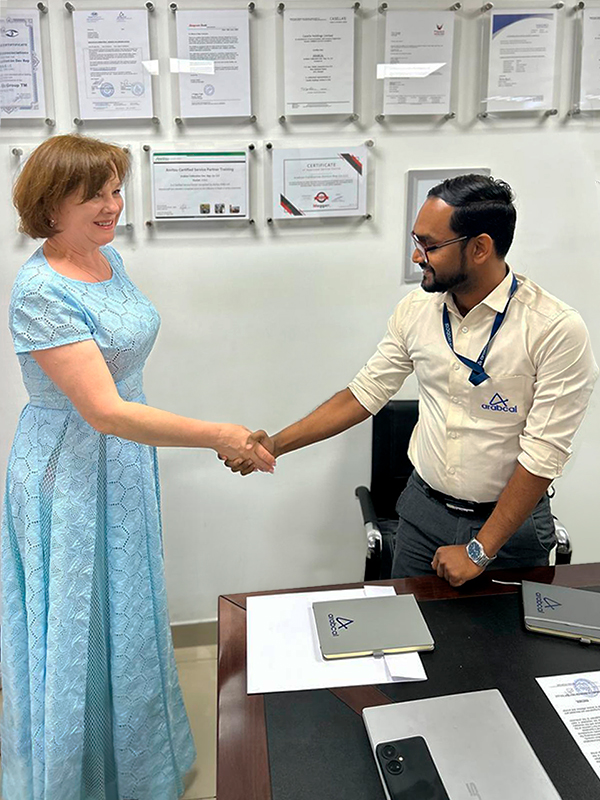Der Handschlag der Leiter von Arabcal und der OKOndt Group bestätigt die Autorisierung des Servicecenters in Sharjah