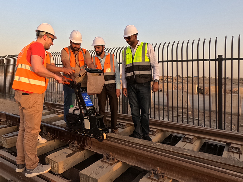 Especialistas en END probando rieles con el UDS2-77 durante capacitación en Arabia Saudita, 2025, por OKOndt GROUP